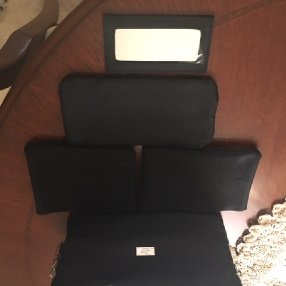 5 pieces make up traveling set